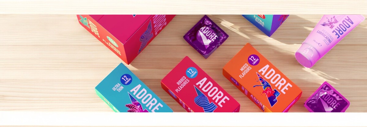 Adore Extra Sure prezervatyvai Adore prekės ženklo puslapio iliustracija