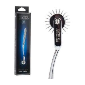 Fifty Shades Darker Adrenaline Spikes 1 Fifty Shades Darker Adrenaline Spikes – 22 spygliais metalinis Wartenberg ratukas jautriam odos stimuliavimui. ✅ Stilingas, kokybiškas pasirinkimas BDSM žaidimams.